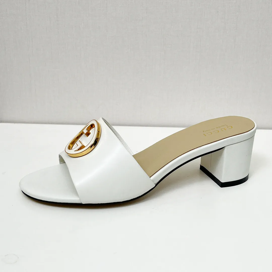 👟👟Ex-factory price 360👟👟 Genuine leather sole +40 Gucci 𝟐𝟎𝟐5 new spring and summer double G buckle round toe medium heel slippers, this G family series of slippers are so beautiful, high-end must buy~ The double G Logo is so beautiful on the feet, a classy style! The buttons have the GUCCI logo. Fabric: Cowhide Lining: Sheepskin lining Sheepskin pad Heel height: 5CM Sole: Italian genuine leather outsole Size: 35-44 [42 43 44 customized]